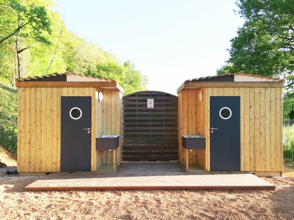 Deux sanilys dans un camping